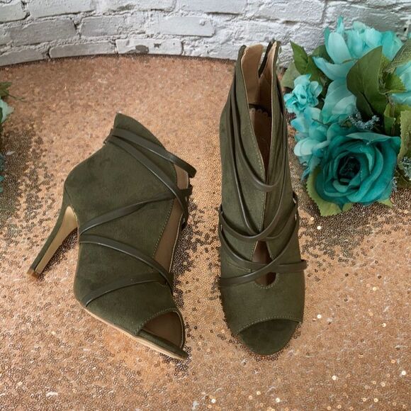 Journee Samara Olive Bootie - Picture 1 of 5